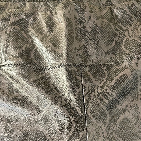 7 FOR ALL MANKIND Faux Leather Snakeskin Print Leggings In Black/ Gray - Picture 4 of 9